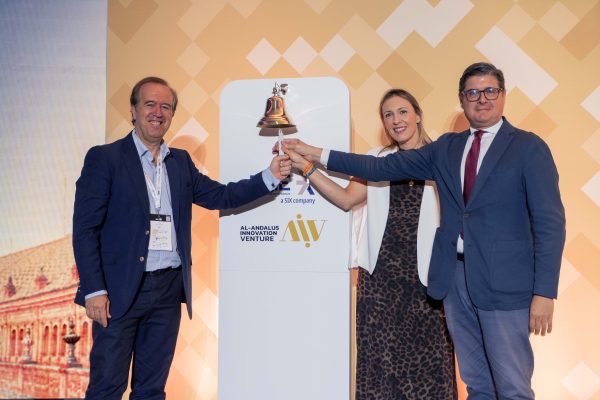 Alvaro Pimentel, Lorena Garrido y Diego Vargas tocan la campana de la Bolsa en inauguracion AAIV 25