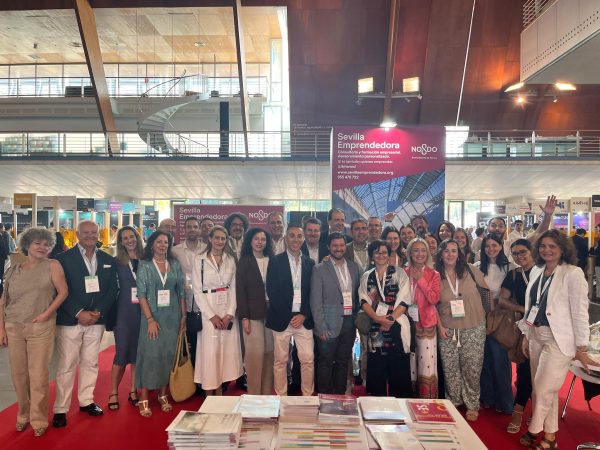 Foto de familia del ecosistema SVQ Emprende en AAIV 25