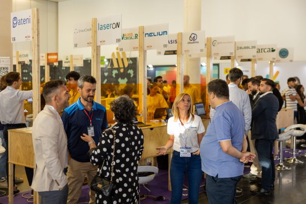 Foto participantes de Sevilla Emprendedora con sus stands en AAIV 25